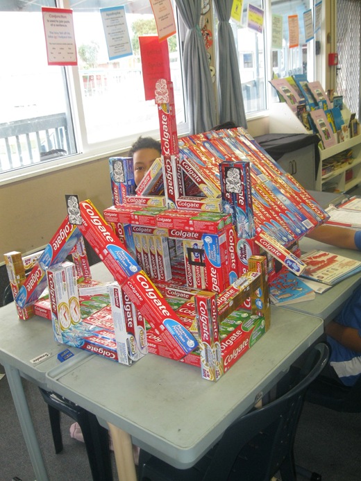 brinquedo colgate 