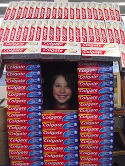 brinquedo colgate 