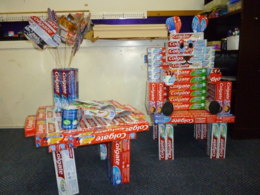 brinquedo colgate 