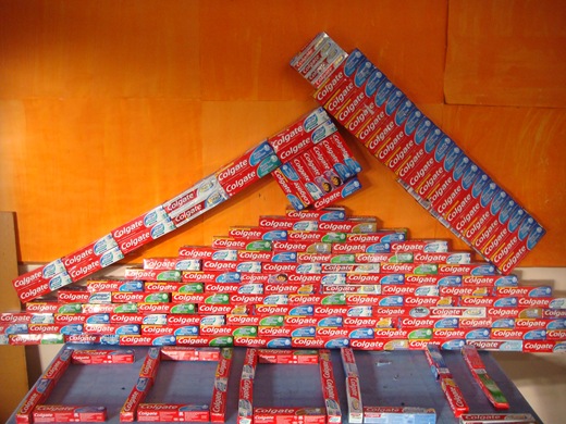 brinquedo colgate 