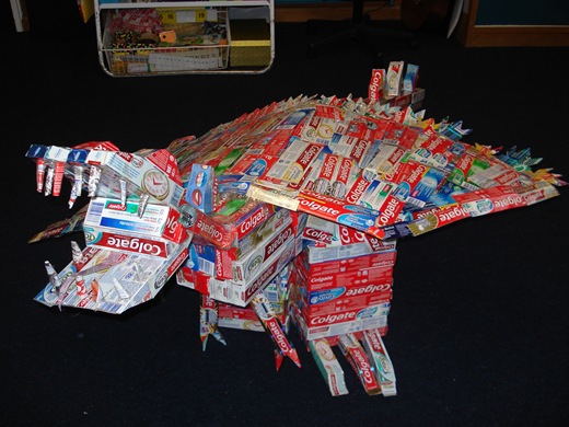 brinquedo colgate 